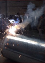 ساخت بدنه منبع کویل دار افقي آب گرم 1200 لیتری دماتجهیز